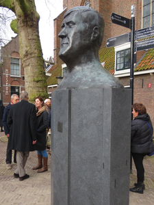 829629 Afbeelding van het borstbeeld van oud-judoka Anton Geesink (1934-2010), zojuist onthuld op een nieuwe locatie op ...